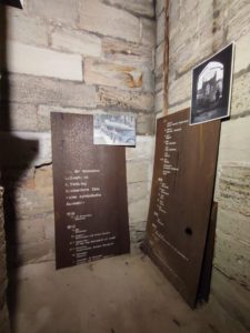 Bild Neutorbunker mit zwei Tafeln mit Zeitleisten über Luftangriffe